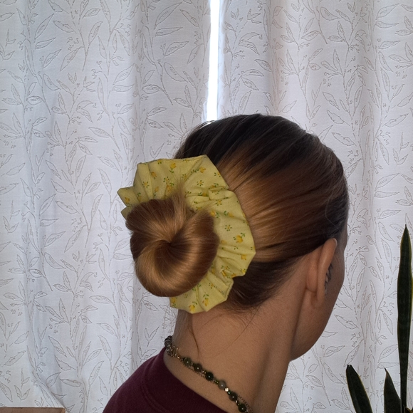 Floral Scrunchie Set - Picture 5 of 10